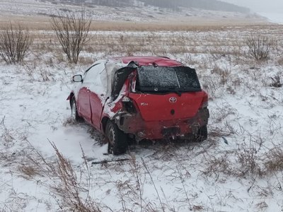 В Хакасии машина слетела со скользкой дороги 