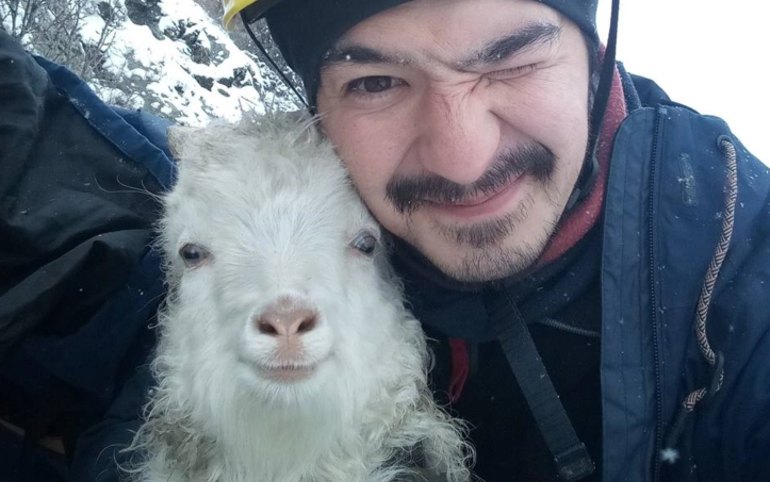 В окрестностях Абазы со скалы сняли застрявшего козленка