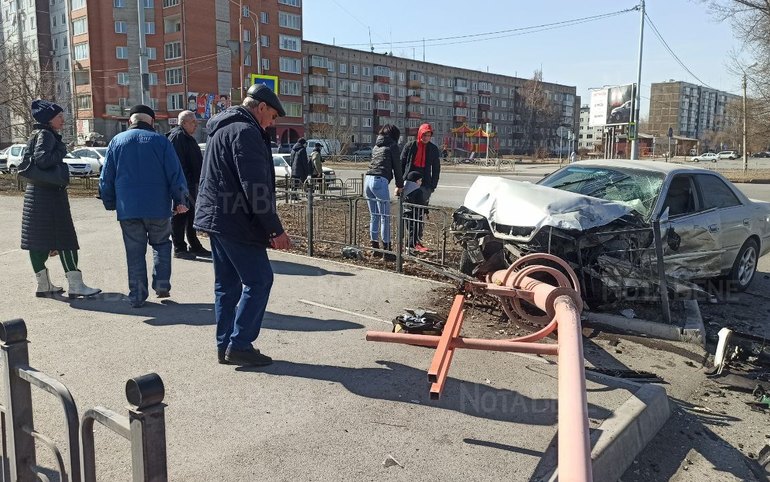 В Абакане столкнулись иномарки. Одна впечаталась в столб  