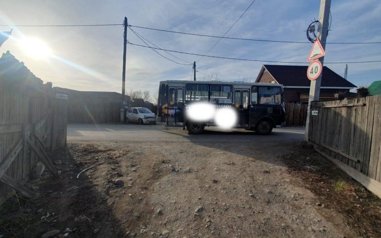 В Абакане 15-летний школьник на иномарке врезался в автобус 