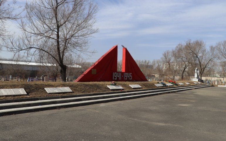 В Абакане реконструируют мемориал на городском кладбище 