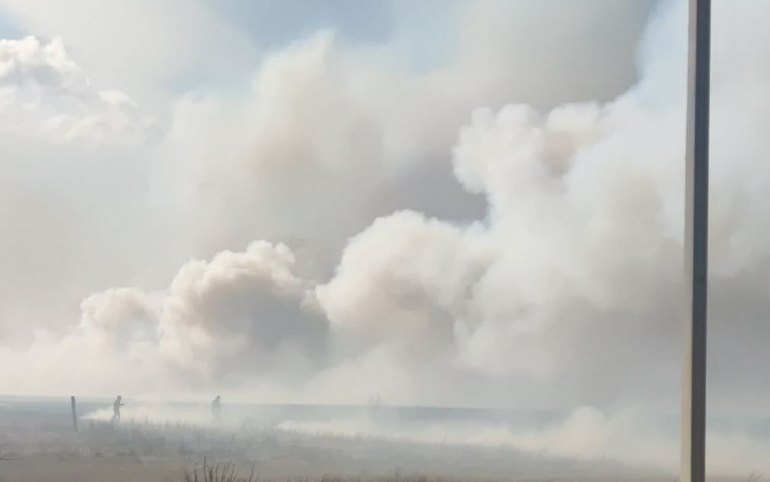 В Усть-Абаканском районе полыхает сухая трава. Пал крупный 