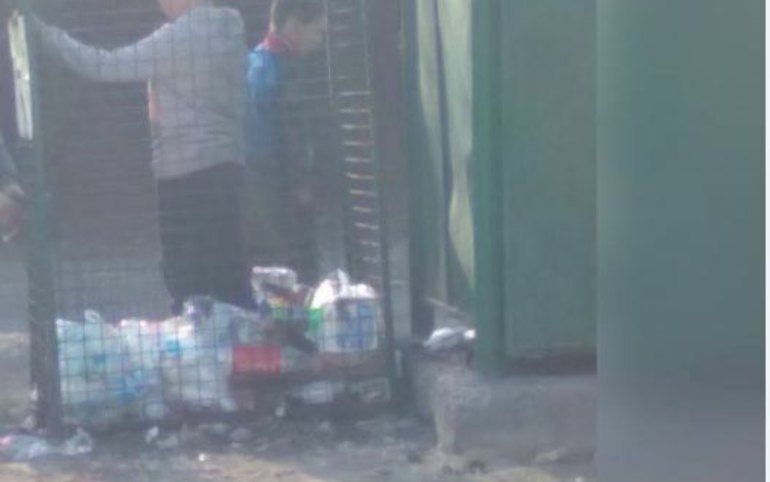 В Абакане мальчика заперли в контейнере для сбора пластика