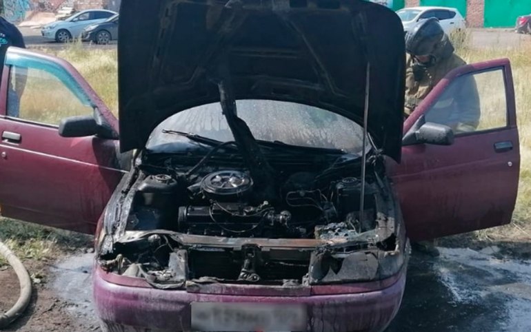 В Абакане загорелся ВАЗ 