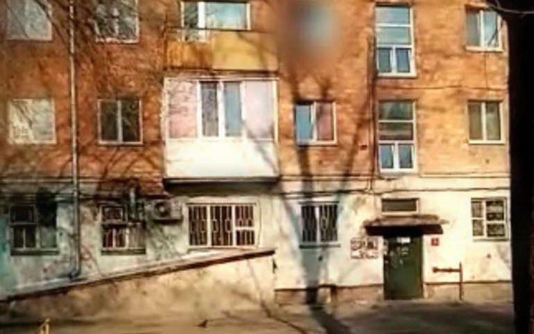Пьяный сожитель вытолкнул абаканку из окна. Она умерла в больнице 
