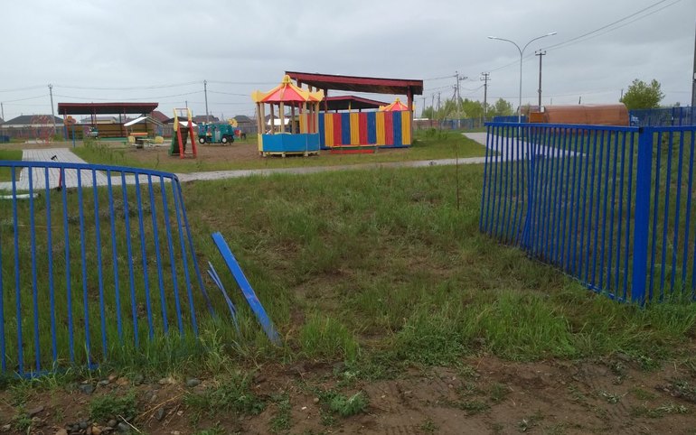 В Калинино подростки на иномарке снесли забор нового детского сада 