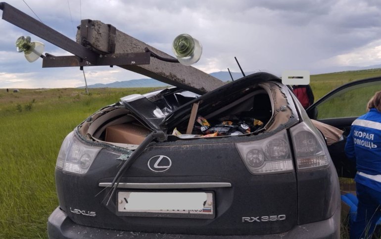 В Хакасии Lexus влетел в электроопору