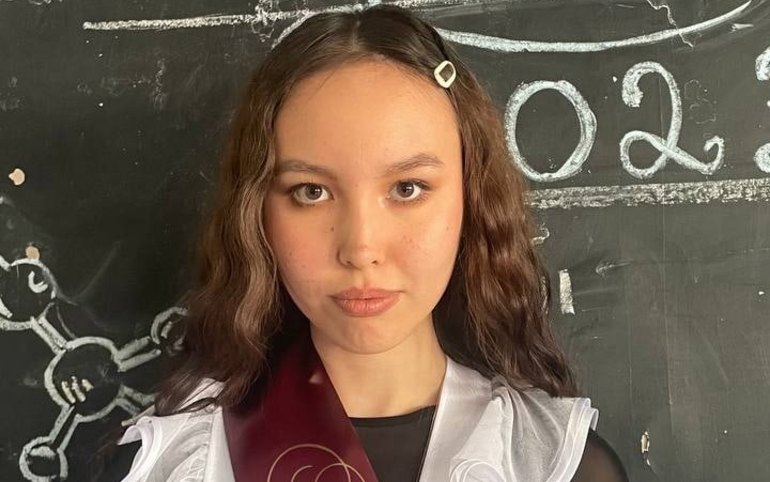 Абаканская выпускница Саяна написала английский на 100 баллов 
