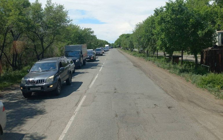 Под Коммунальным мостом запустили временный светофор 