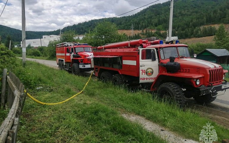 В Коммунаре полыхал дом. Внутри был гроб с покойником 