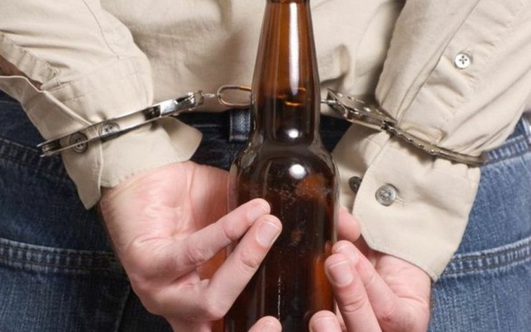 В Саяногорске парочка в открытую ограбила магазин-буфет