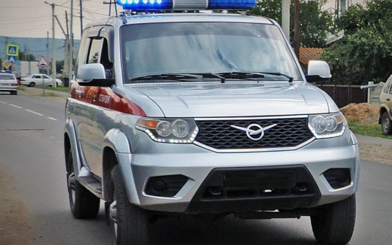 Мужчина без одежды бился головой о стекло кассы автовокзала