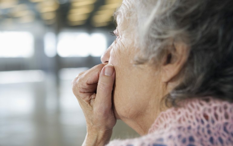 В Саяногорске мужчина напал на 82-летнюю женщину