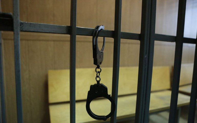 Житель Хакасии пытался напасть на судью в зале 