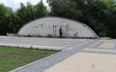 В Черногорском парке восстанавливают второй советский барельеф 