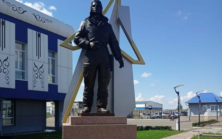 Памятник летчику Василию Тихонову установили у абаканского аэропорта