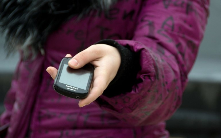 Жительница Саяногорска взяла чужой телефон и получила уголовное дело