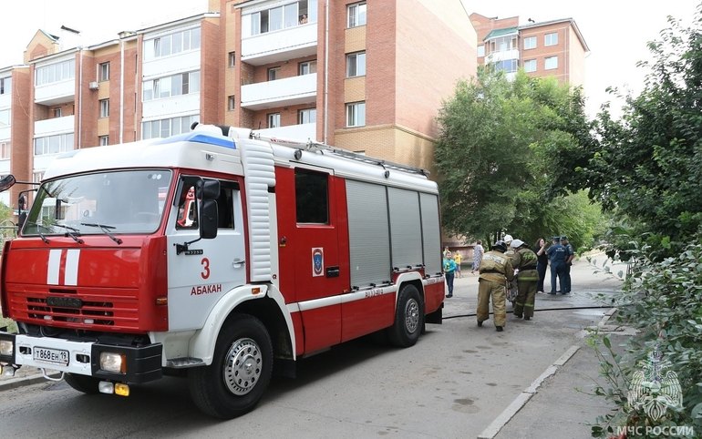 В Абакане жителей эвакуировали из задымленного подъезда 