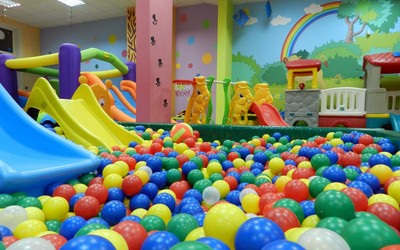 В Саяногорске пьяная мать повела ребенка в развлекательный центр 
