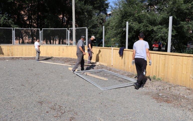 В районе Полярный возрождают старую хоккейную коробку