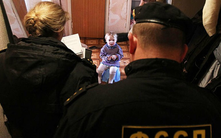 В Черногорске у многодетной матери забрали детей