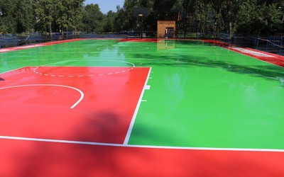 Лучший отскок мяча: в Черногорском парке уложили новое акриловое покрытие 
