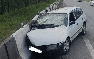 В Абакане водитель влетел в бетонное ограждение и сломал ребра 