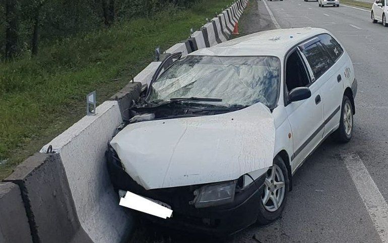 В Абакане водитель влетел в бетонное ограждение и сломал ребра 