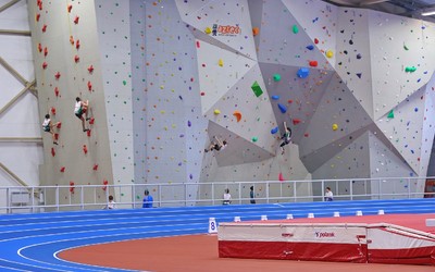 На новом скалодроме в Абакане первые официальные соревнования 