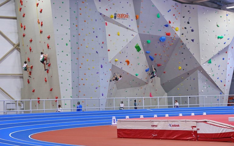 На новом скалодроме в Абакане первые официальные соревнования 