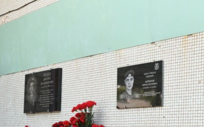 В Абакане открыли мемориальную доску Кириллу Антипову. Он погиб в СВО 