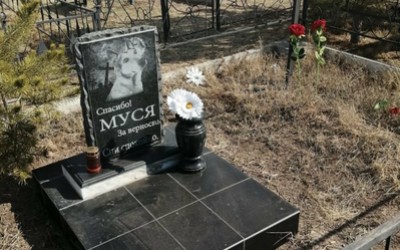 Жители Хакасии 2-й день обсуждают могилу собаки. И ругаются 