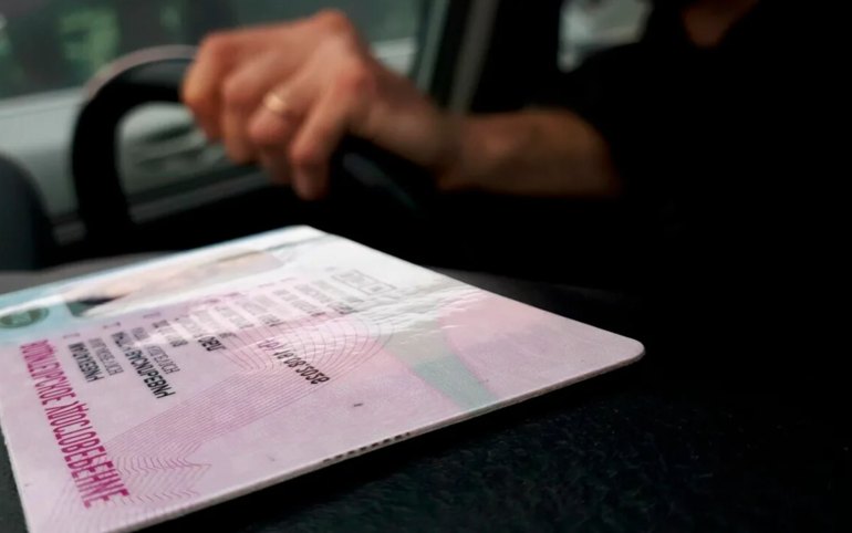 Абаканка не смогла купить права и пошла в полицию 