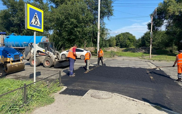 Рядом с 5-й школой в Абакане появился большой лежачий полицейский 