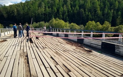 В Ширинском районе ремонтируют мост через реку Каратас 