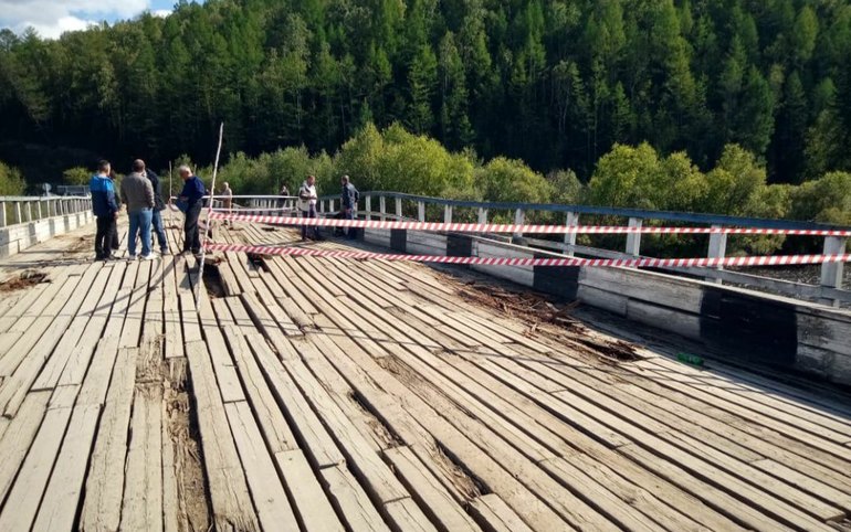 В Ширинском районе ремонтируют мост через реку Каратас 