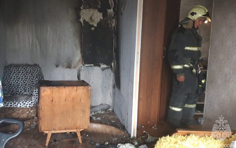 В Абакане 4-летний мальчик поджег кресло в квартире 