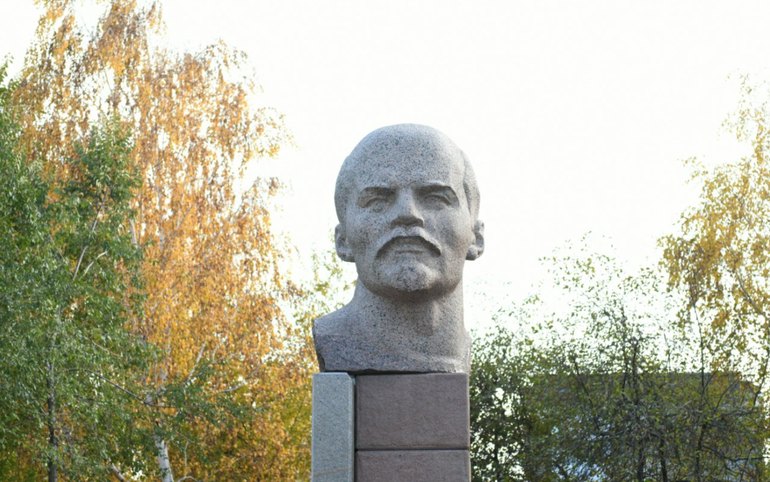 В Саяногорске открыли памятник Ленину
