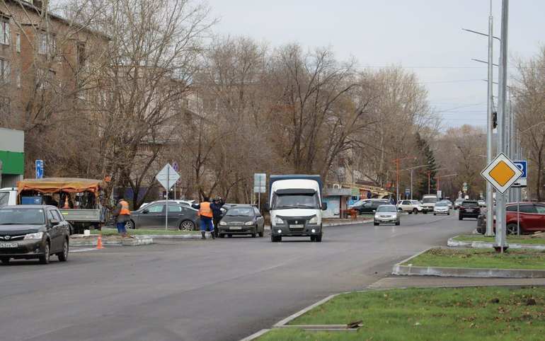 На Пирятинской уложили асфальт. Движение запускают в полном объеме 