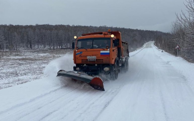 Из-за непрекращающегося снега на дорогах Хакасии ограничили скорость 