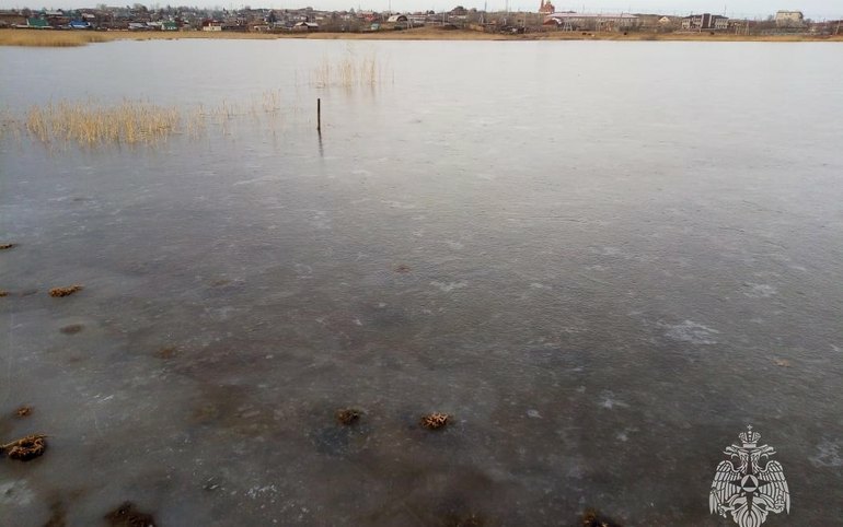 Теплая погода не дает льду в Хакасии укрепляться