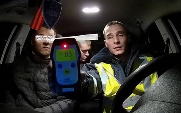 Спрятался в коллекторной: в Хакасии пьяный 18-летний мотоциклист бегал от полиции 