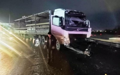 Тягач столкнулся с автобусом в Абакане. Пострадала пассажирка