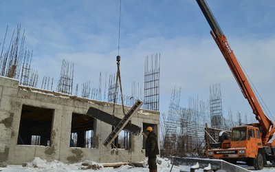 У детской поликлиники в Черногорске появляются монолитные стены 