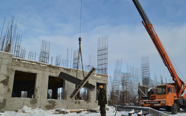 У детской поликлиники в Черногорске появляются монолитные стены 