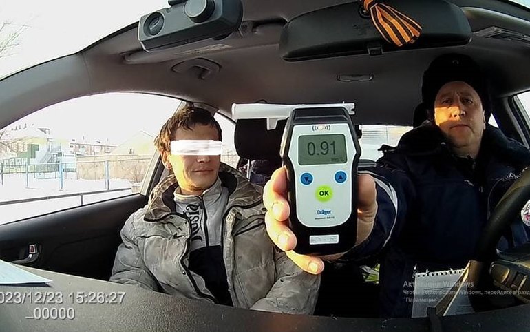 В Хакасии пьяный сельчанин повез друга в больницу. Тот прищемил палец 