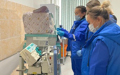Спасать недоношенных крох: у перинатального центра новый транспортный кувез