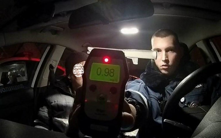 Пьяный водитель посадил за руль нетрезвого приятеля в Хакасии 