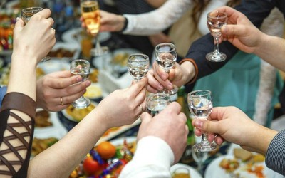Алиментщика накрыли прямо на его именинах в Черногорске 