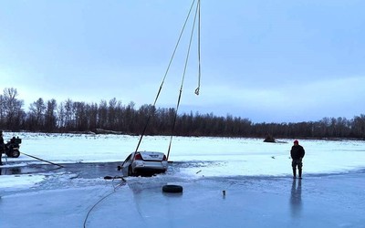 Автомеханик утопил угнанную машину в протоке реки Абакан 